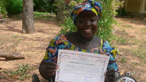 Camerun - donna riceve diploma di formazione