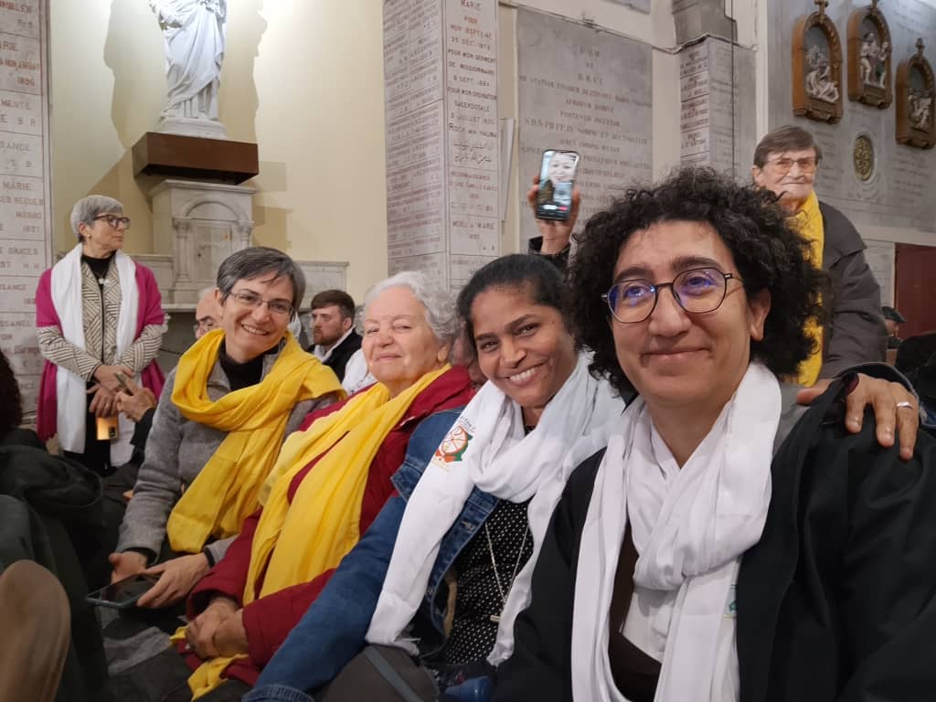 Sorelle in attesa del Papa